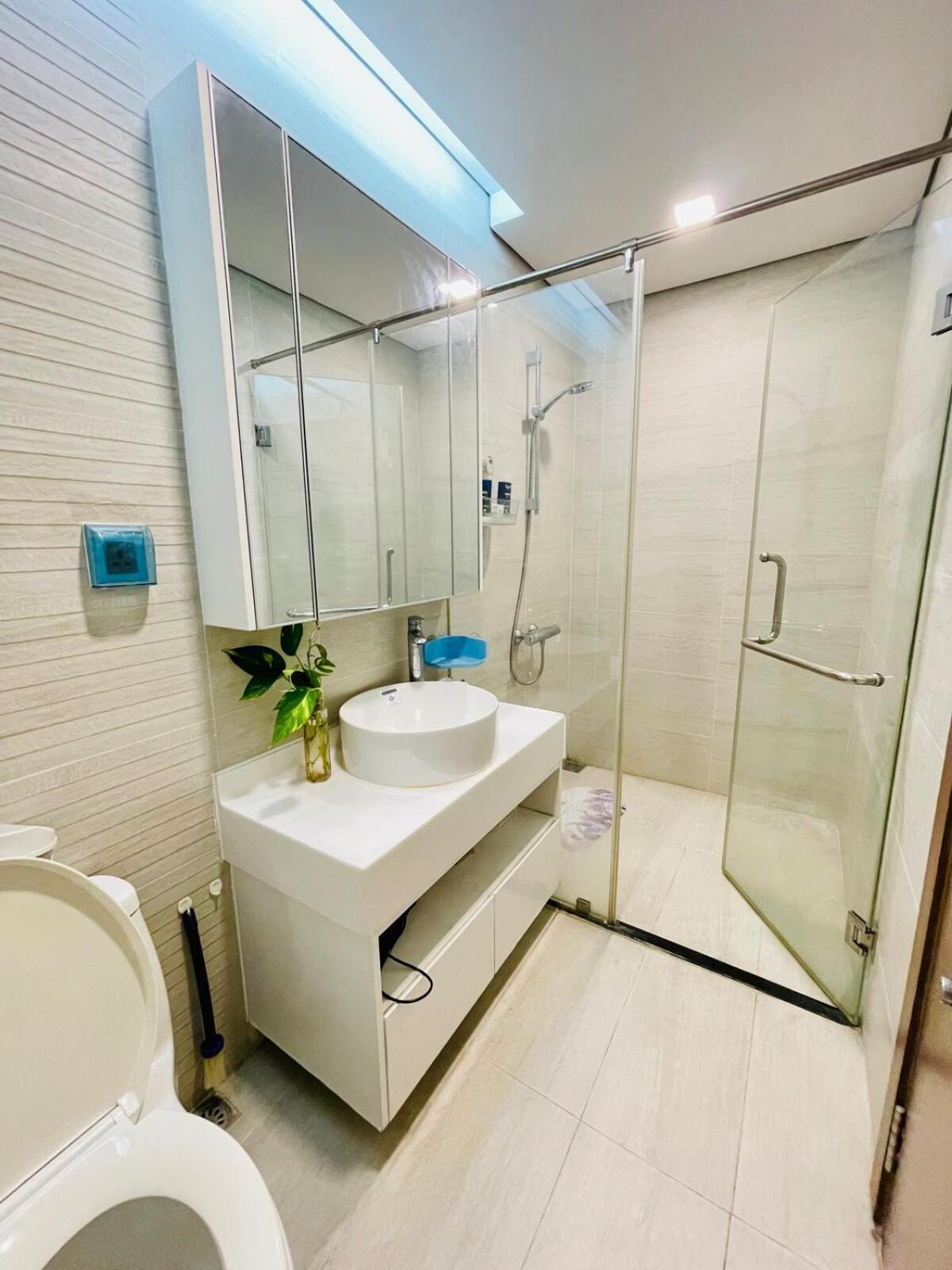 Helen 1 Bed Trong Ho Chu Nha Dang O Tai Park4-vinhomes Park Ke Ben Toa Landmak 81 Ho Chi Minh City
