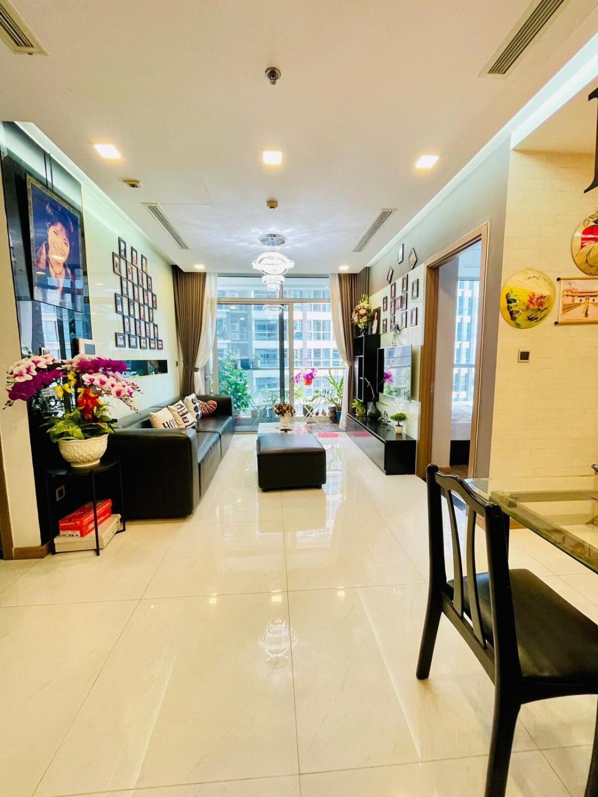 Helen 1 Bed Trong Ho Chu Nha Dang O Tai Park4-vinhomes Park Ke Ben Toa Landmak 81 Ho Chi Minh City